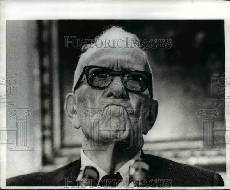 Load image into Gallery viewer, 1969 Press Photo Washington Sen. George D Aiken during press conference
