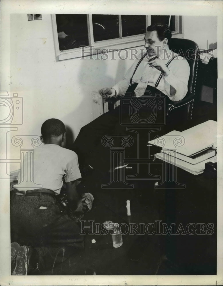 1942 Press Photo Leonard Henderson, Howard Rae Lynch Price Regulator Shoe Shine