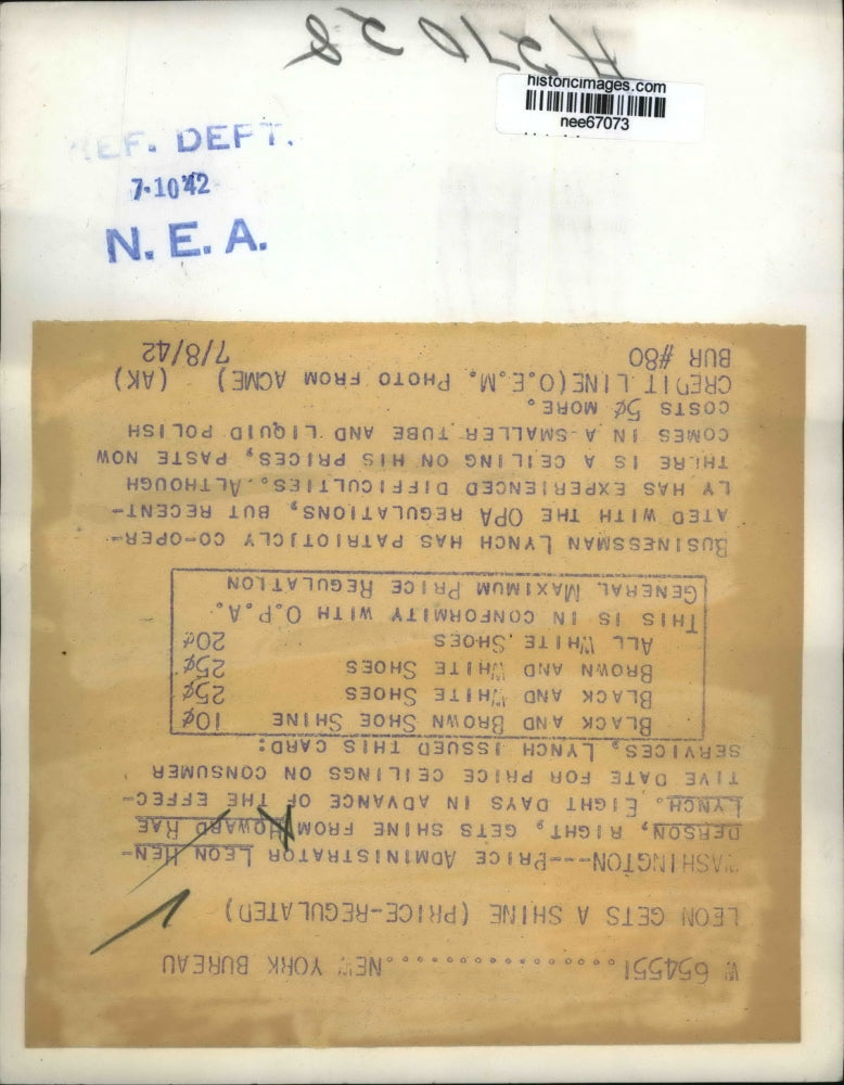 1942 Press Photo Leonard Henderson, Howard Rae Lynch Price Regulator Shoe Shine