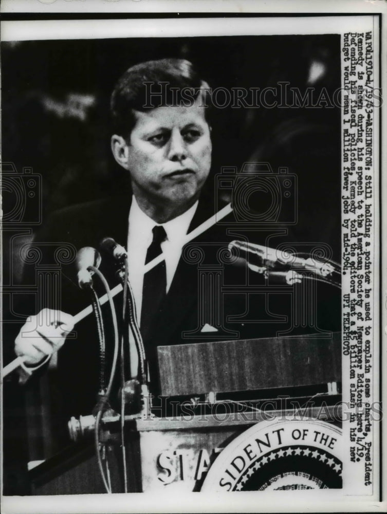 1963 Press Photo Washington Holding a pointer President Kennedy during speech.