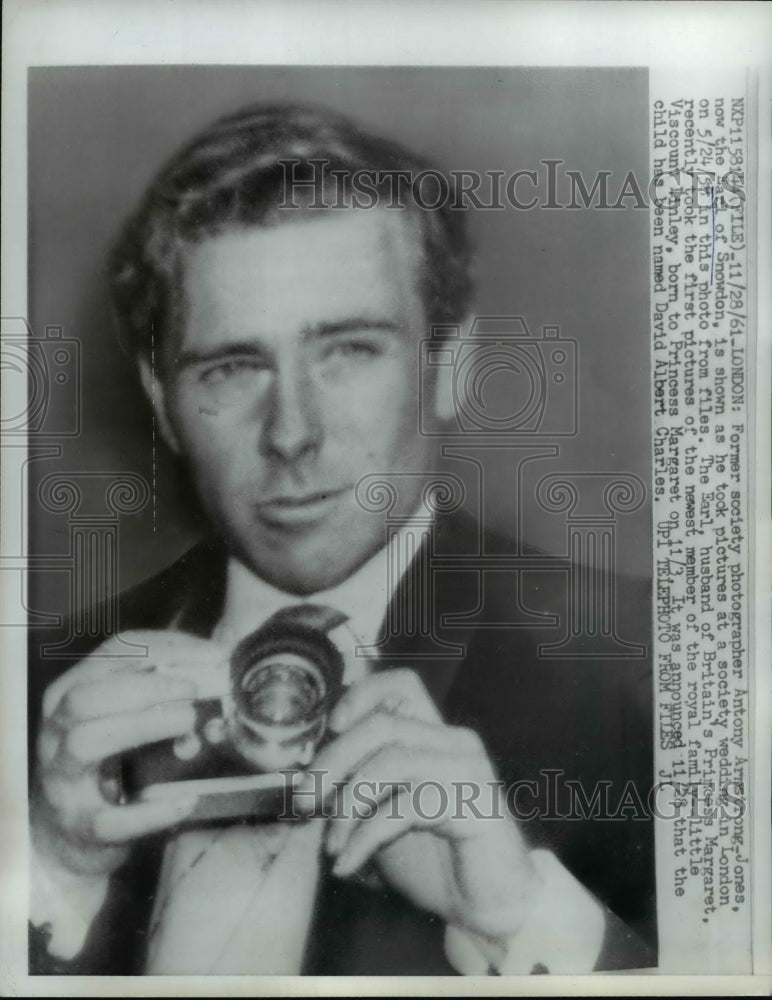 1961 Press Photo Earl of Snowden with Camera in Mirror Picture - nee67200