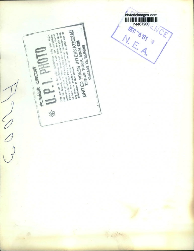 1961 Press Photo Earl of Snowden with Camera in Mirror Picture - nee67200