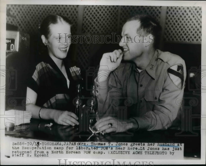 Load image into Gallery viewer, 1950 Press Photo Mrs Thomas Jones meets her husband at a Recuperation camp
