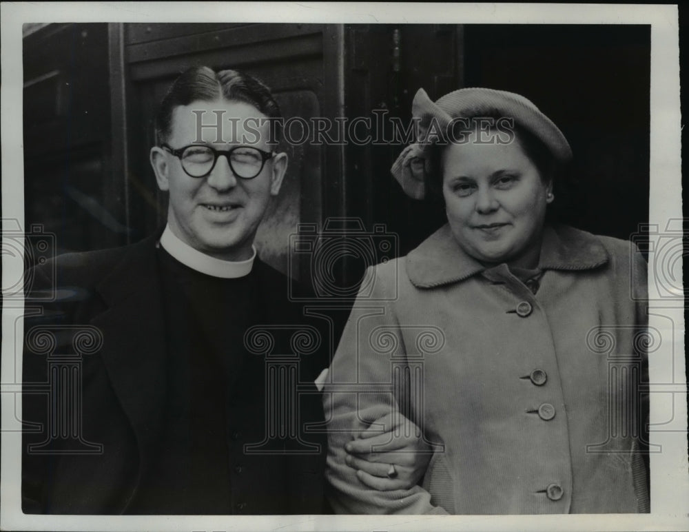 1950 Press Photo Reverend Henry Judd and wife leave London to St Josephs in NY
