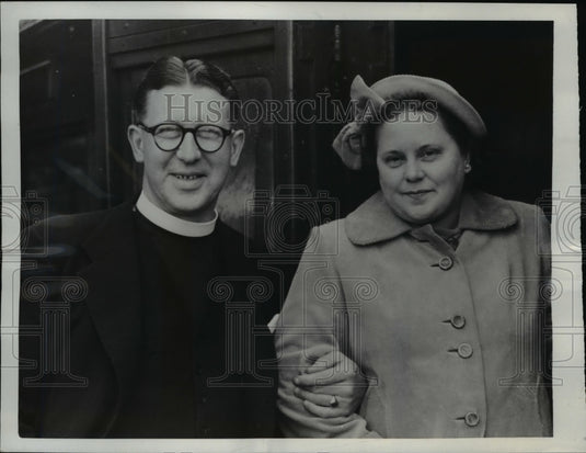 1950 Press Photo Reverend Henry Judd and wife leave London to St Josephs in NY