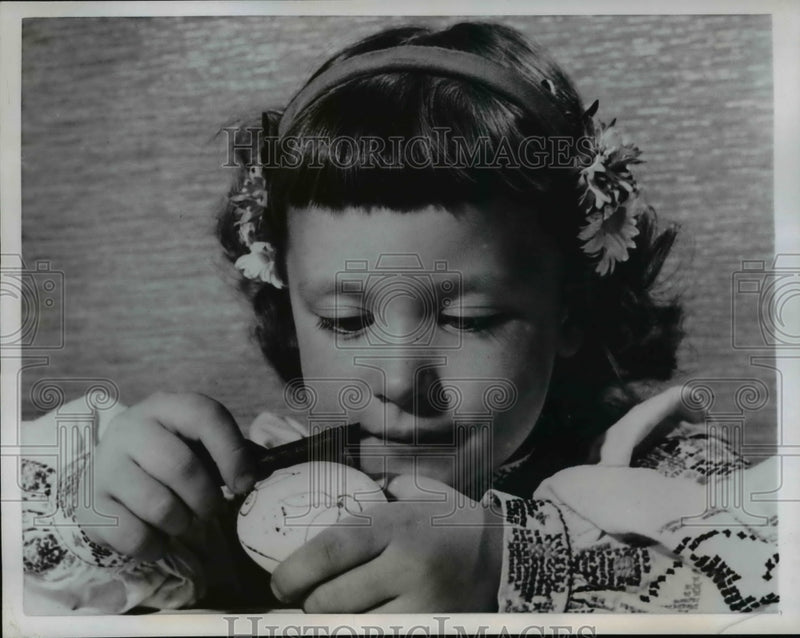 Load image into Gallery viewer, 1958 Press Photo Julie Marie Pawluk Age 3 Decorating an Egg - nee67335
