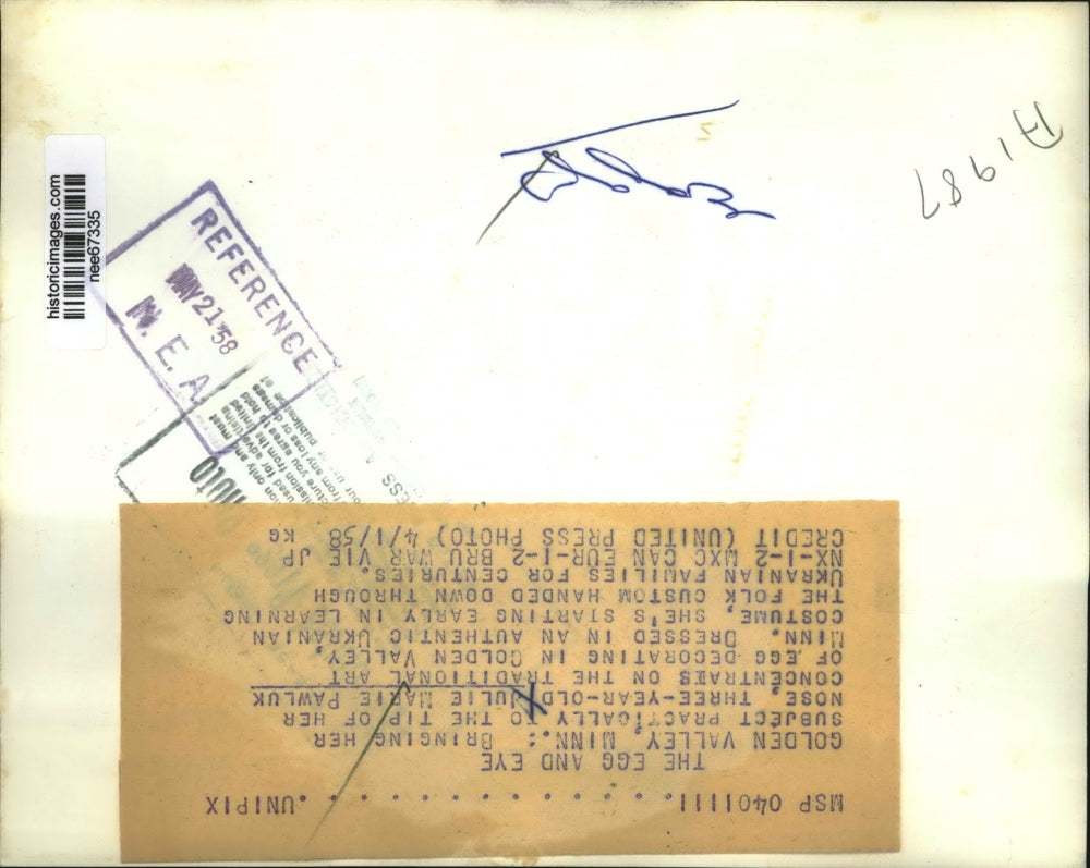 1958 Press Photo Julie Marie Pawluk Age 3 Decorating an Egg - nee67335