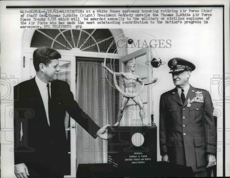 Load image into Gallery viewer, 1961 Press Photo President John F. Kennedy, Air Force Staff Chief Thomas D White
