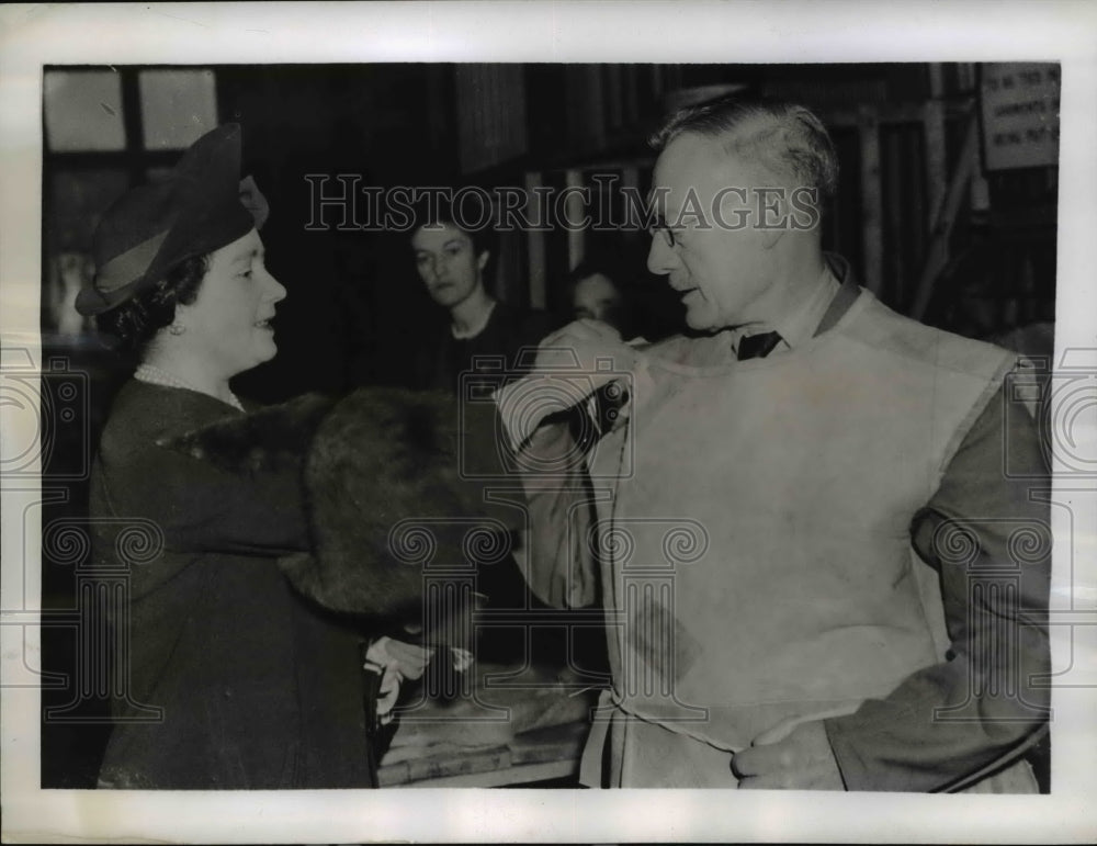1943 Press Photo Queen Elizabeth helps Charles White into coat. - nee67609