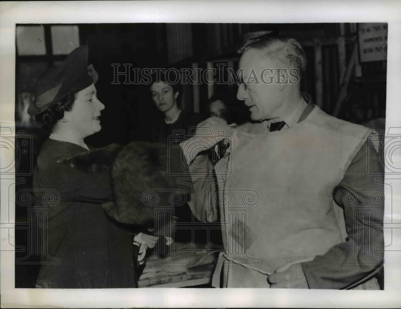 Load image into Gallery viewer, 1943 Press Photo Queen Elizabeth helps Charles White into coat. - nee67609
