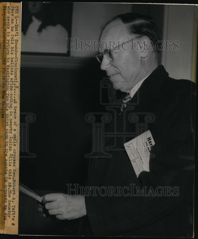 1958 Press Photo Senator Robert A Taft of Ohio Folding His Ballot - nee67685