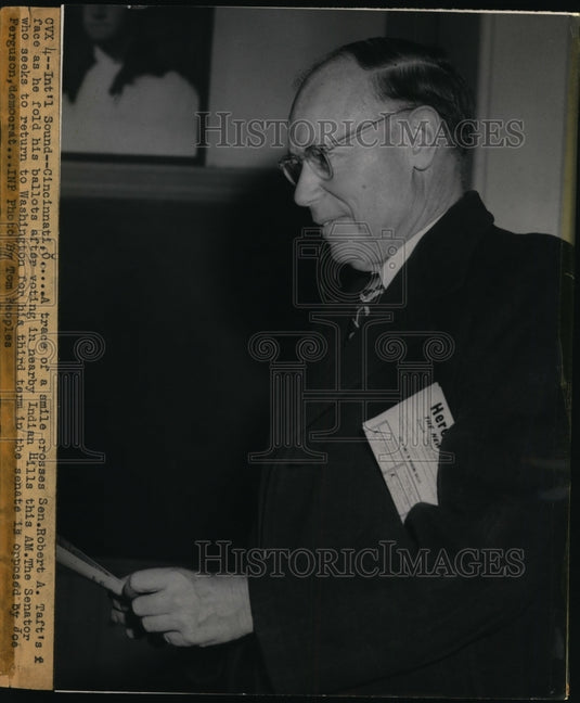 1958 Press Photo Senator Robert A Taft of Ohio Folding His Ballot - nee67685