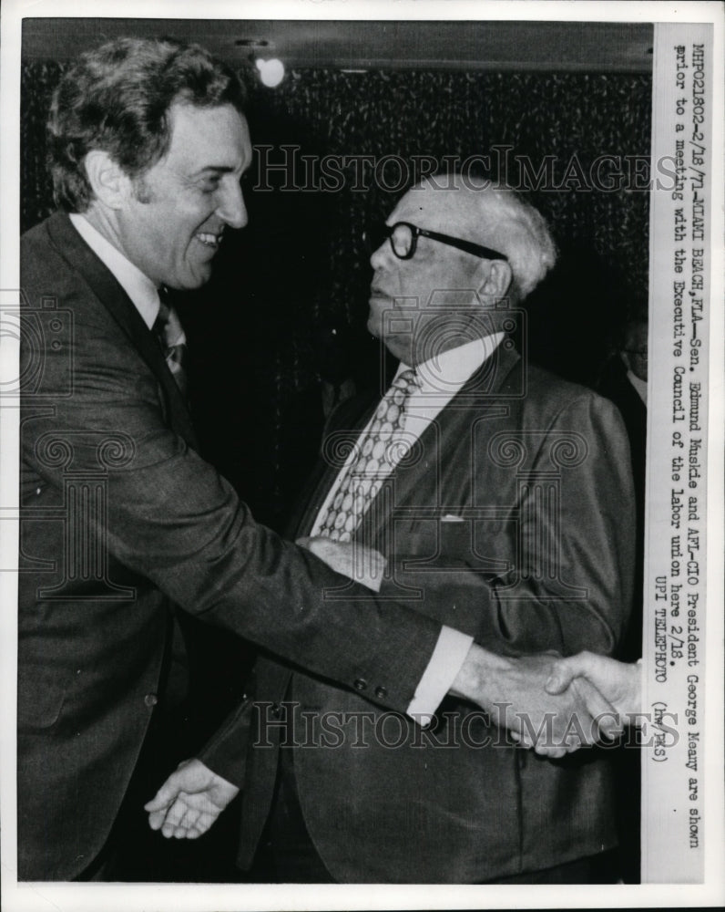 Load image into Gallery viewer, 1971 Press Photo Sen Edmund Muskie and George Meany in Miami Beach FL
