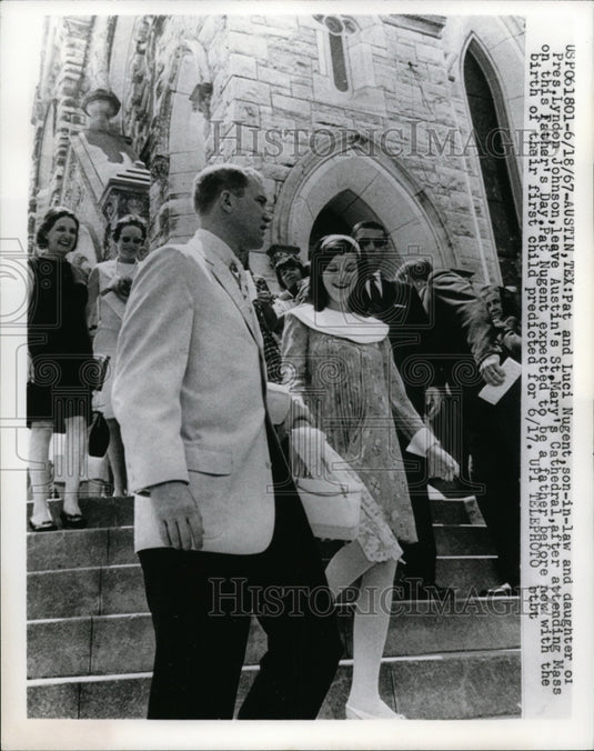 1967 Press Photo Pat and Luci Nugent leave St. Mary's Cathedral in Austin Texas