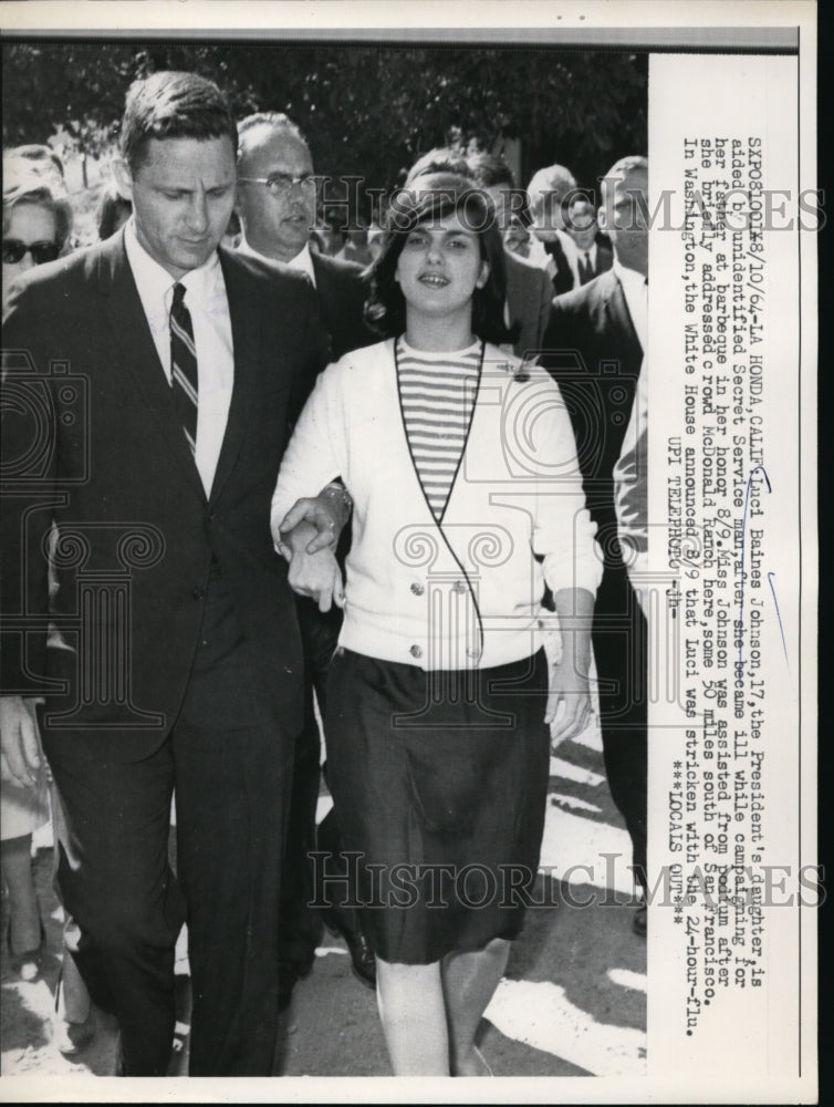1964 Press Photo Luci Baines Johnson assisted from podium addressing crowd.