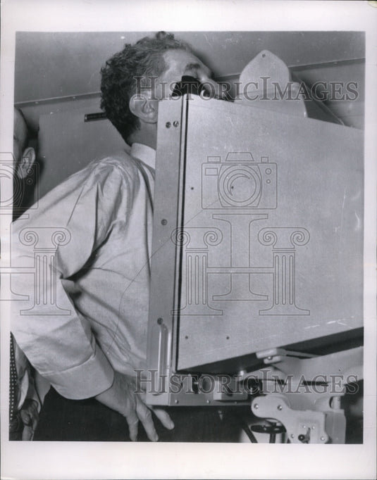 1956 Press Photo Governor Frank Lausche gets chest Xray - nee67967