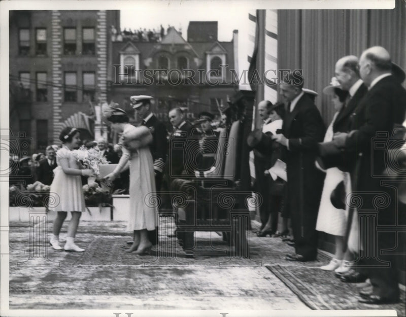 Load image into Gallery viewer, 1939 Press Photo Marie May daughter MayorToronto, King George/Queen Elizabeth

