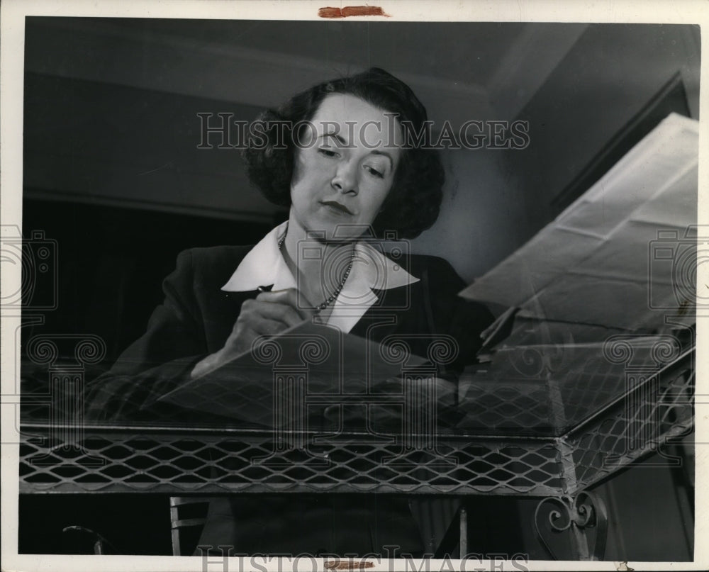 1945 Press Photo Wife of Governor Frank J Lausche of Ohio - nee68237
