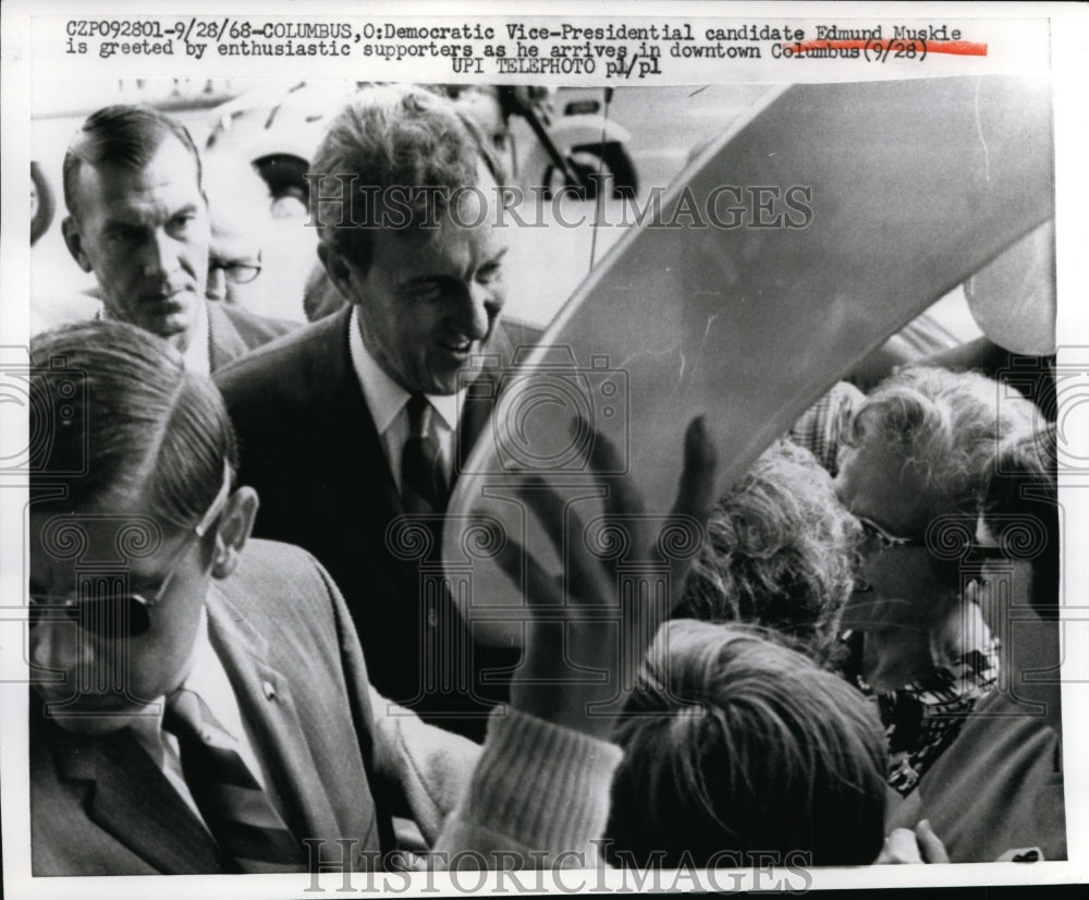 1968 Press Photo Edmund Muskie, greeted supporters in Downtown Columbus.