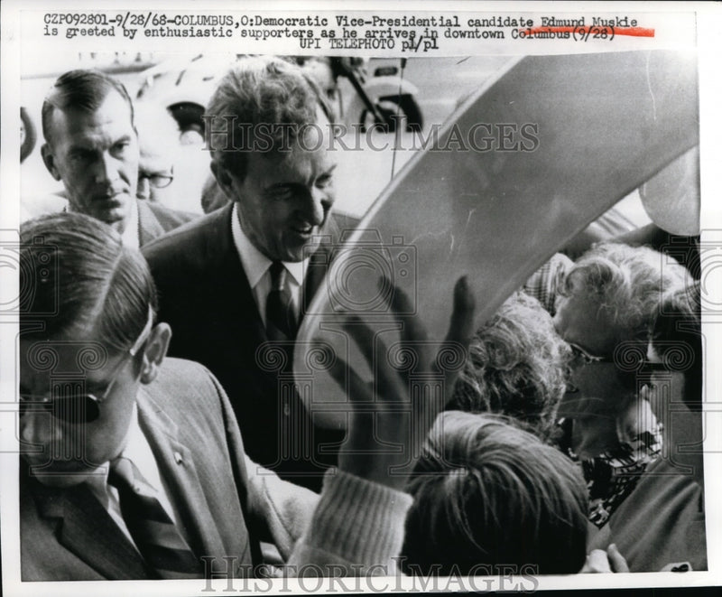Load image into Gallery viewer, 1968 Press Photo Edmund Muskie, greeted supporters in Downtown Columbus.
