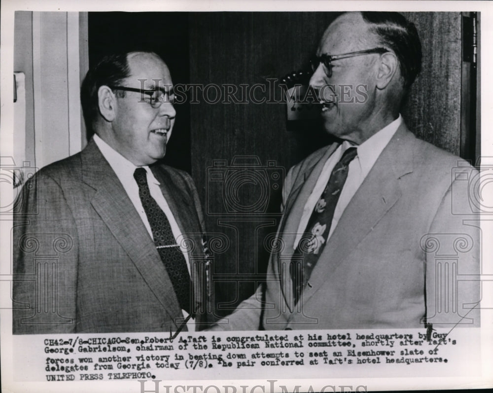 1952 Press Photo Sen. Robert A. Taft congratulated Guy George Gabrielson.
