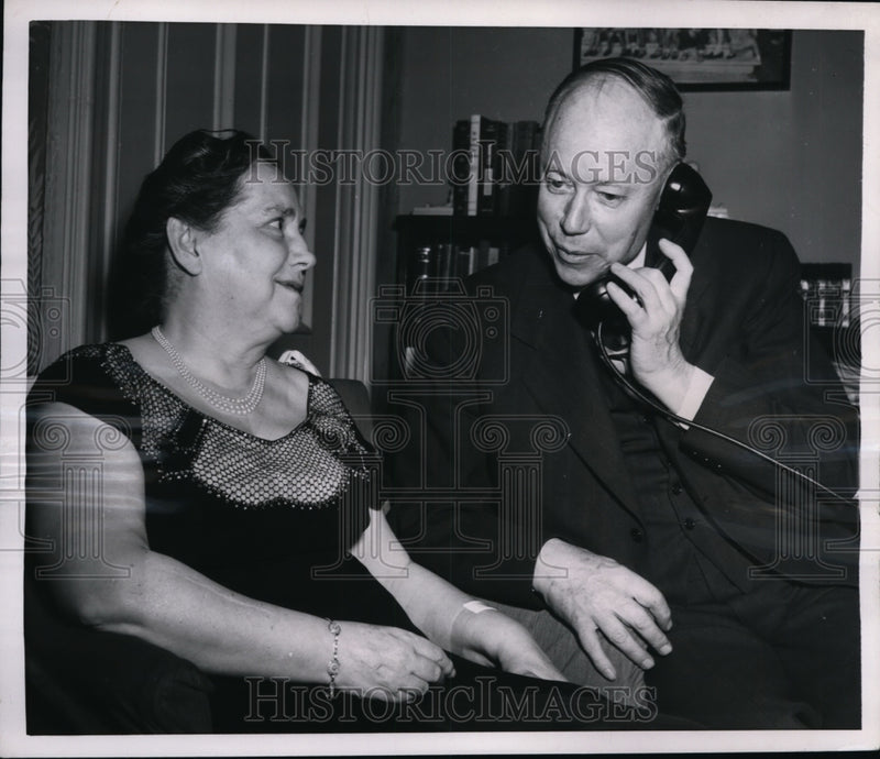 Load image into Gallery viewer, 1952 Press Photo Sen. and Mrs. Robert A. Taft in their Washington Home.
