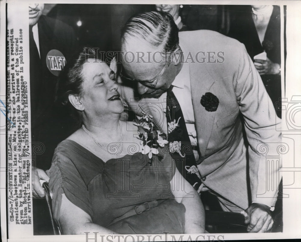1952 Press Photo Sen. Robert A.Taft kissed his wife arrived in at a reception.