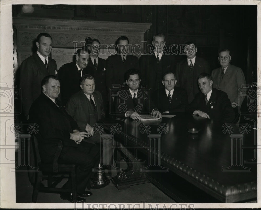 1942 Press Photo War Production Committee of Cleveland. - nee68493