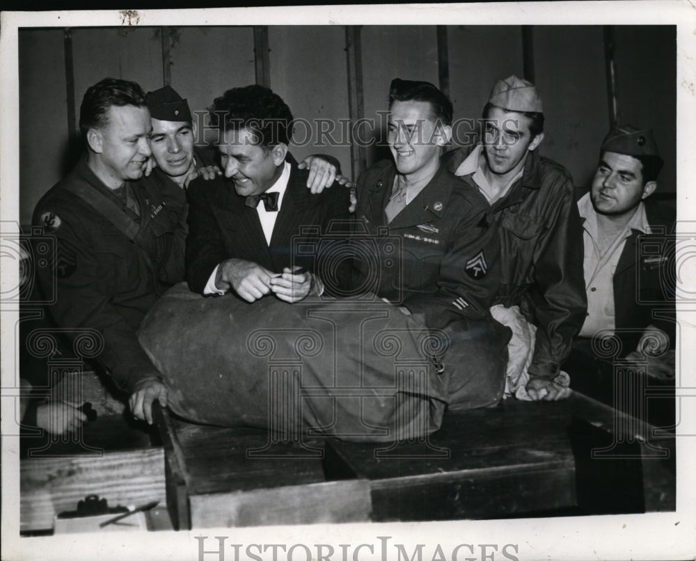 1946 Press Photo Gov. Frank Lausche with Army at Camp Aterbury Indiana.