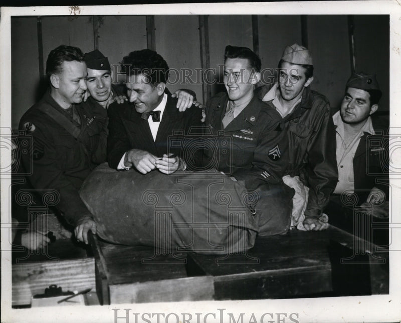 Load image into Gallery viewer, 1946 Press Photo Gov. Frank Lausche with Army at Camp Aterbury Indiana.
