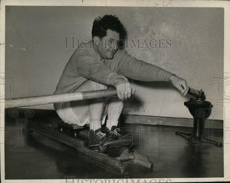 Load image into Gallery viewer, 1942 Press Photo Mayor Frank Lausche - nee68528
