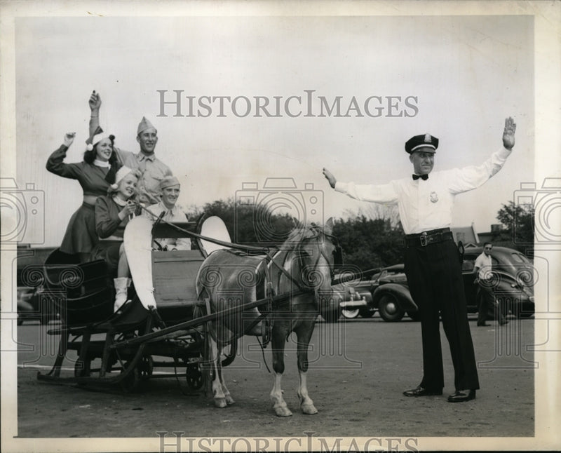 Load image into Gallery viewer, 1980 Press Photo Riding a Horse-drawn Sleigh in Summer clothes in Norwalk.
