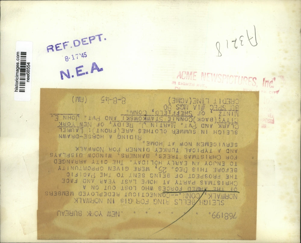 1980 Press Photo Riding a Horse-drawn Sleigh in Summer clothes in Norwalk.