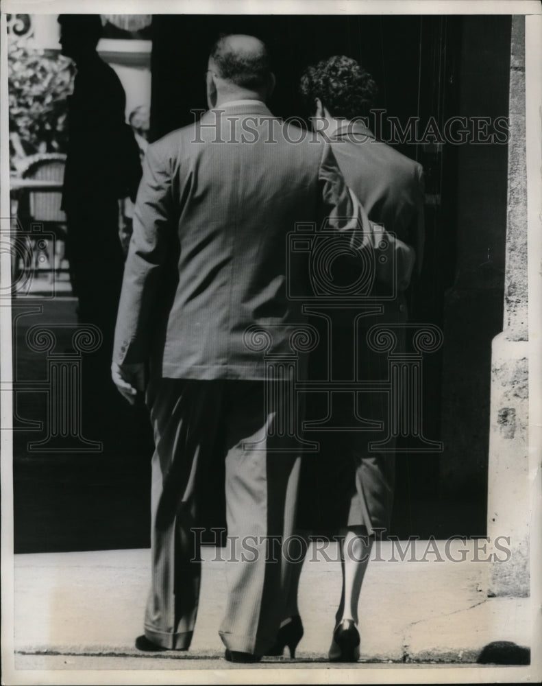 Load image into Gallery viewer, 1958 Press Photo A couple walks intimately on the streets of Paris France
