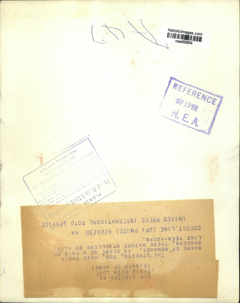 1958 Press Photo A couple walks intimately on the streets of Paris France