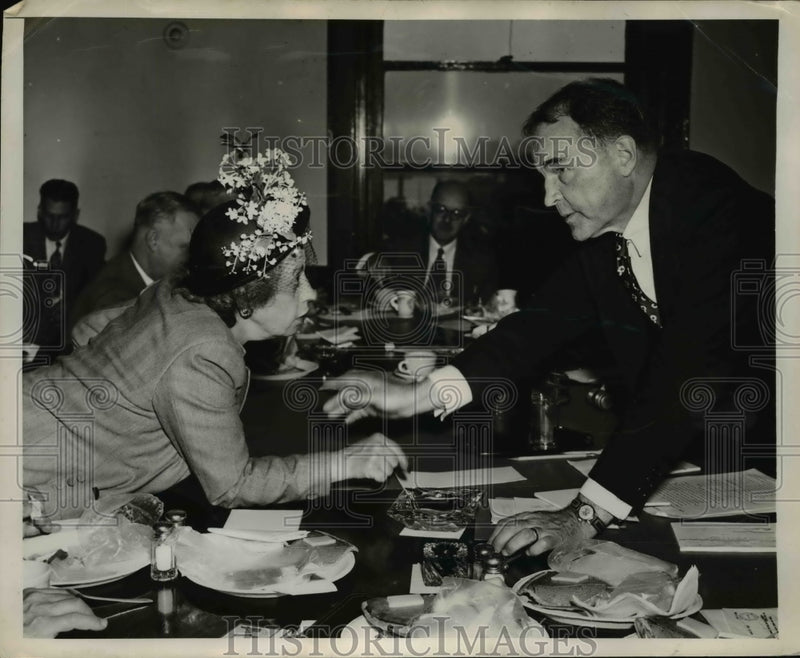 Load image into Gallery viewer, 1949 Press Photo Irving S Olds, Betty Goldschmidt, US Steel Stockholders Meeting
