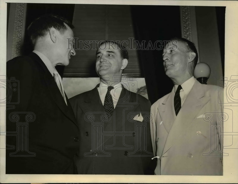 Load image into Gallery viewer, 1941 Press Photo Washington Sherman Minton sworn in as Circuit Court Judge.
