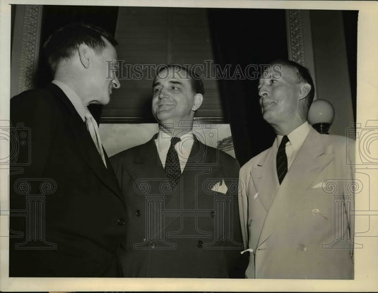 1941 Press Photo Washington Sherman Minton sworn in as Circuit Court Judge.