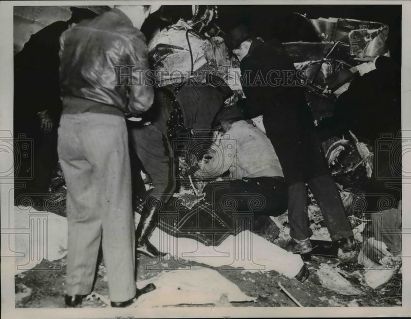 Load image into Gallery viewer, 1937 Press Photo Search for Latest Airplane Crash Victims in Pittsburgh PA
