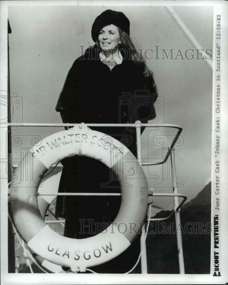 1981 Press Photo June Carter Cash Christmas in Scotland - nee69792