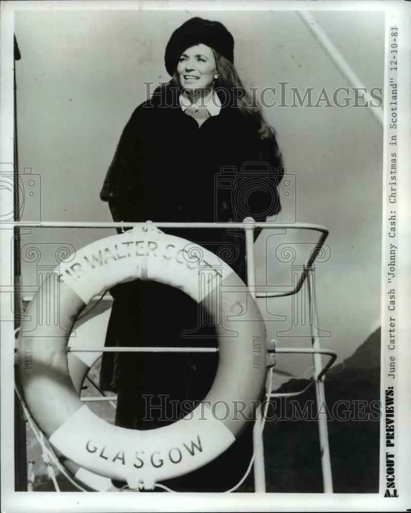 Load image into Gallery viewer, 1981 Press Photo June Carter Cash Christmas in Scotland - nee69792
