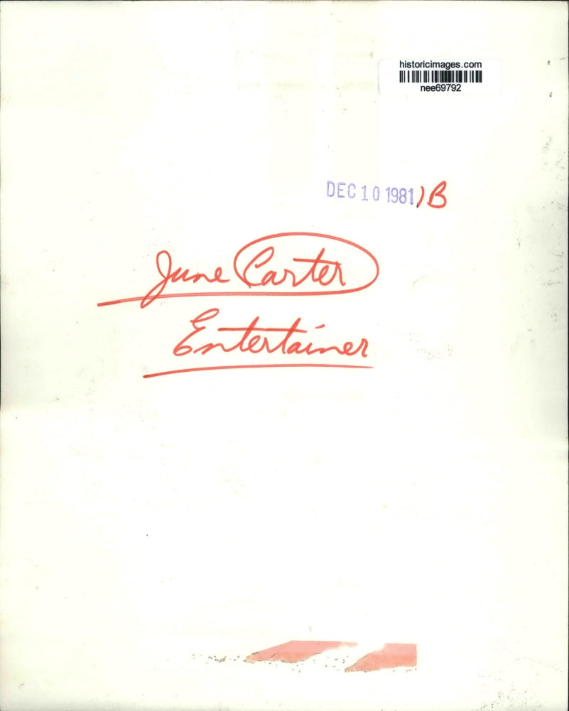 1981 Press Photo June Carter Cash Christmas in Scotland - nee69792