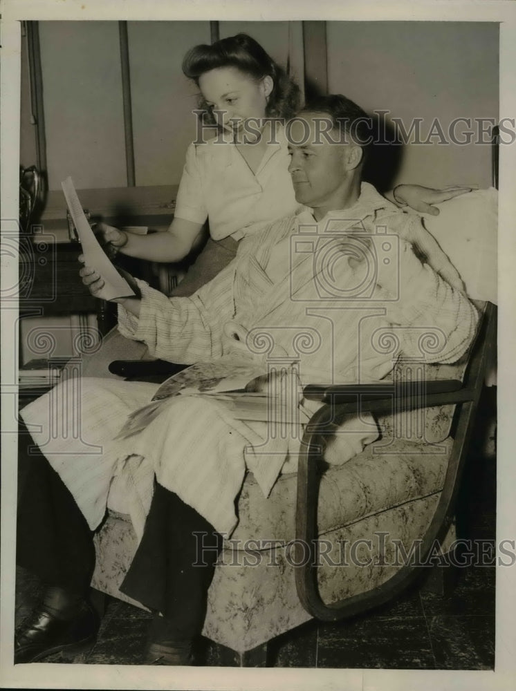 Load image into Gallery viewer, 1945 Press Photo Washington DC Thomas Browning Inglis With Mary Janes Hecksher.
