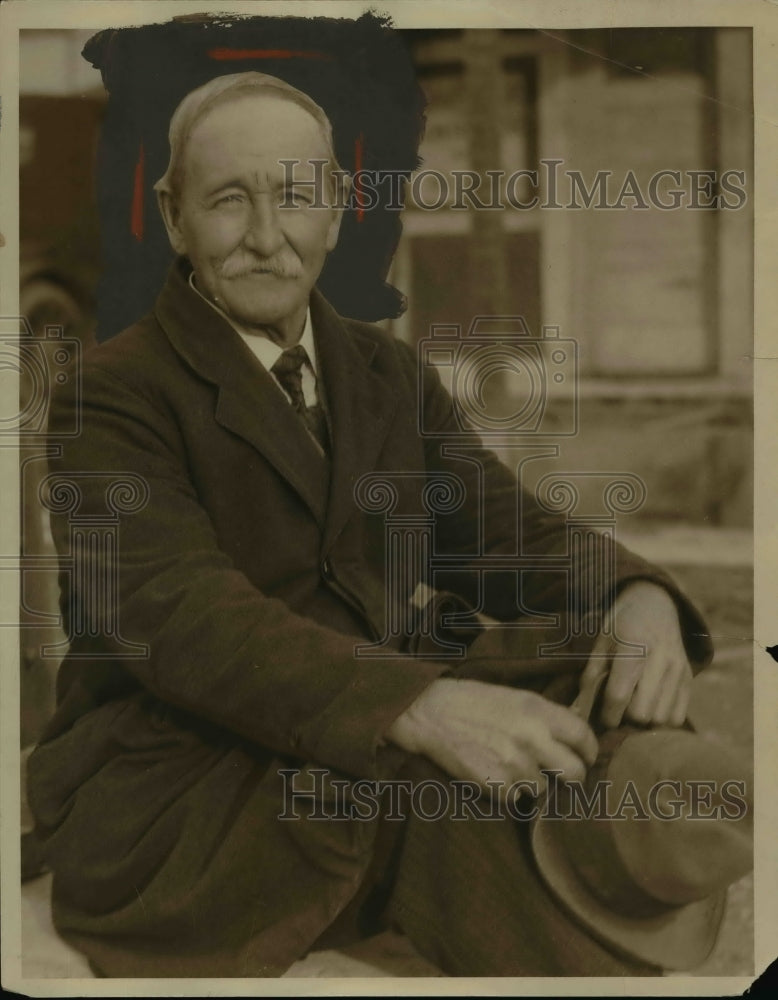1930 Press Photo Burt Dad Hogmer sees move fror first time in 25 years.