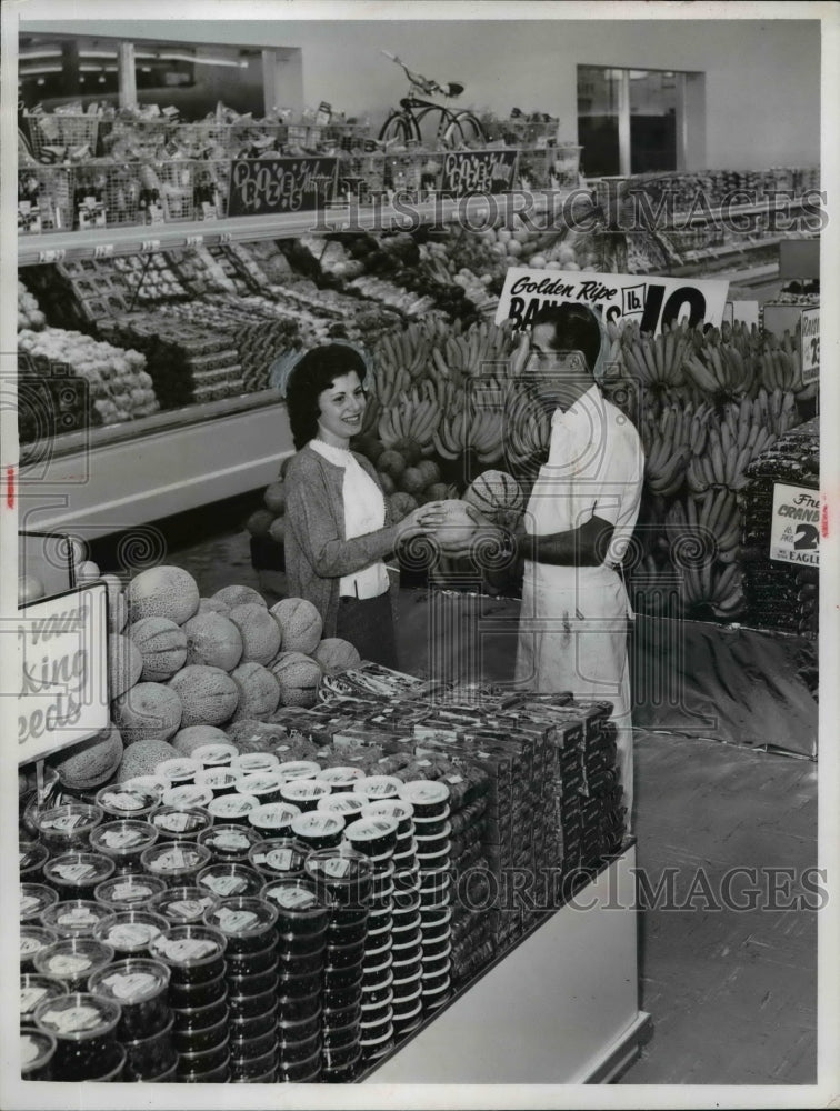 Load image into Gallery viewer, 1962 Press Photo MIss Johanne Koren and John Marralle Produce Manager of
