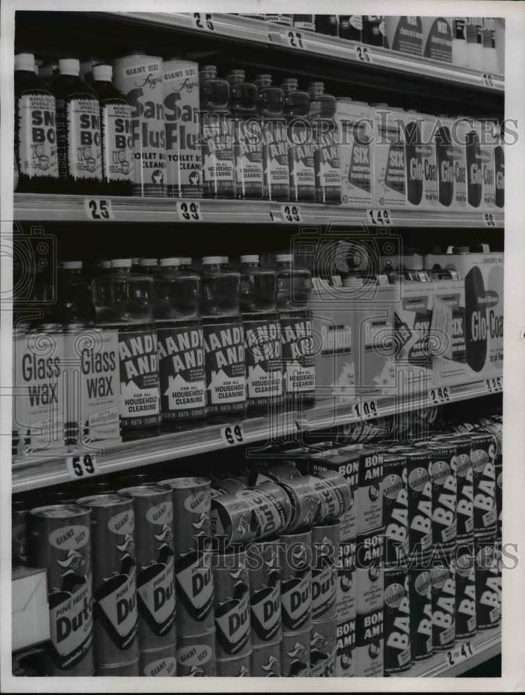 Load image into Gallery viewer, 1958 Press Photo household cleaners in the Pick N Pay
