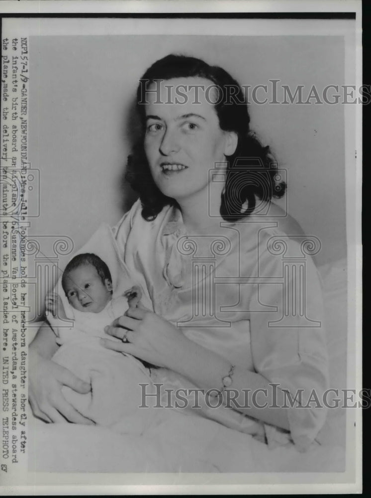 Load image into Gallery viewer, 1954 Press Photo Julle Johannes holding her daughter - nee70311
