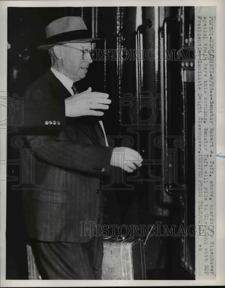 Load image into Gallery viewer, 1952 Press Photo Senator Robert Taft on Train in Cincinnati, Ohio - nee70573
