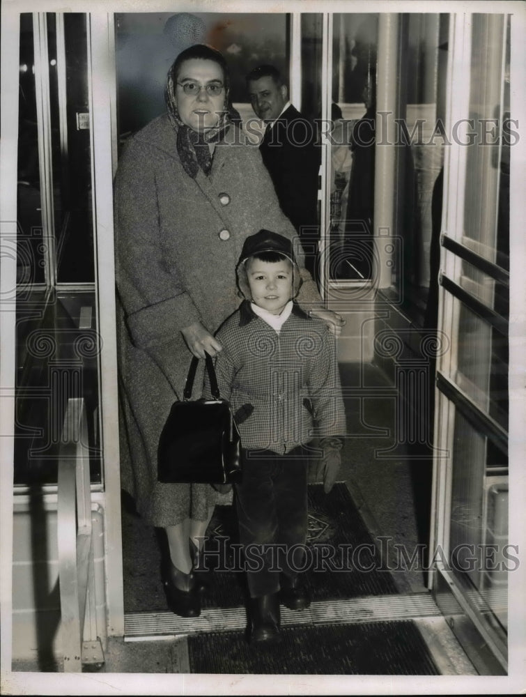 1959 Press Photo Mrs. James Puflea and Arthur Ardeleau. - nee71018