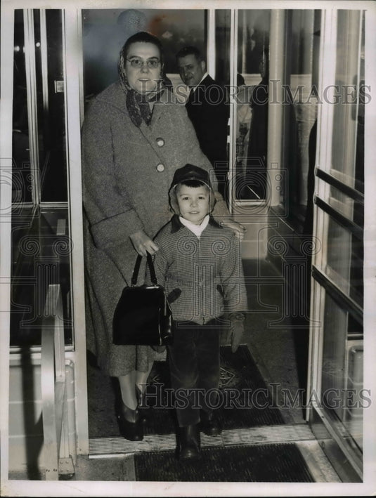 1959 Press Photo Mrs. James Puflea and Arthur Ardeleau. - nee71018